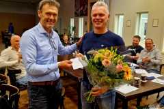 Rob Martens feliciteert Maurice Jansen